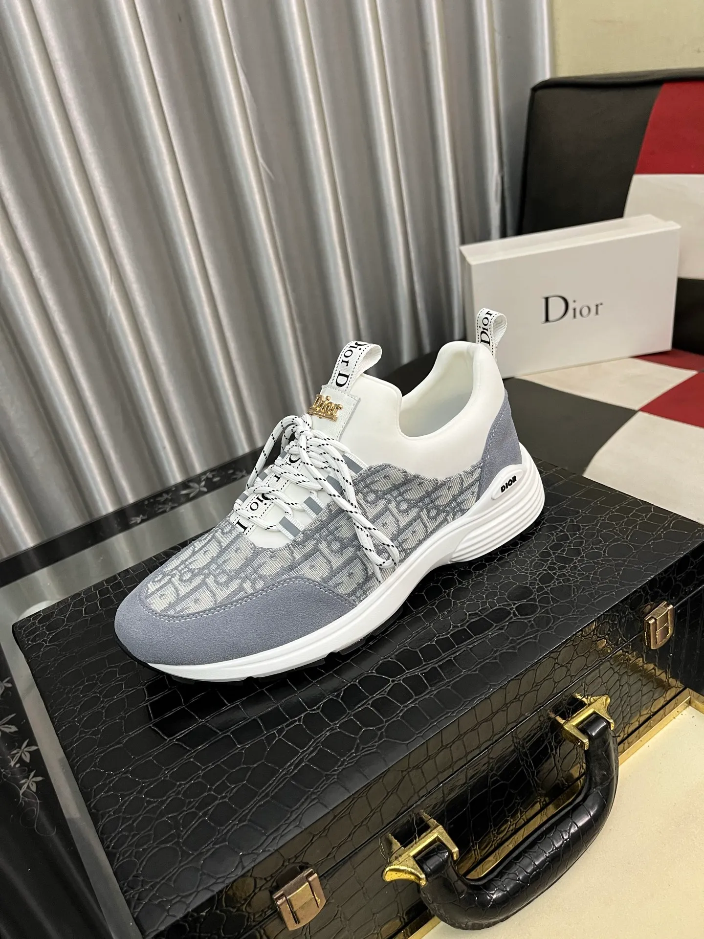 Men's Men's Shoes💰440⌚️⌚️ Dior's casual and sporty style combines the elements of dad's bag-soled shoes. It has successfully broken through the dad shoe style that has been on the streets in recent years and has become a beautiful landscape in luxury goods. The fabric is high mercerized with breathable mesh. The mesh on both sides of the shoe is made of three layers of composite technology. The bottom process uses package molding fabrics: imported high mercerized 🐂 cowhide stitching with original customized D-shaped mesh code number: 38-444️⃣ Colors available